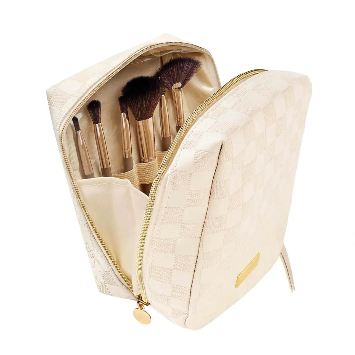 Organizador de belleza con placa metálica frontal.