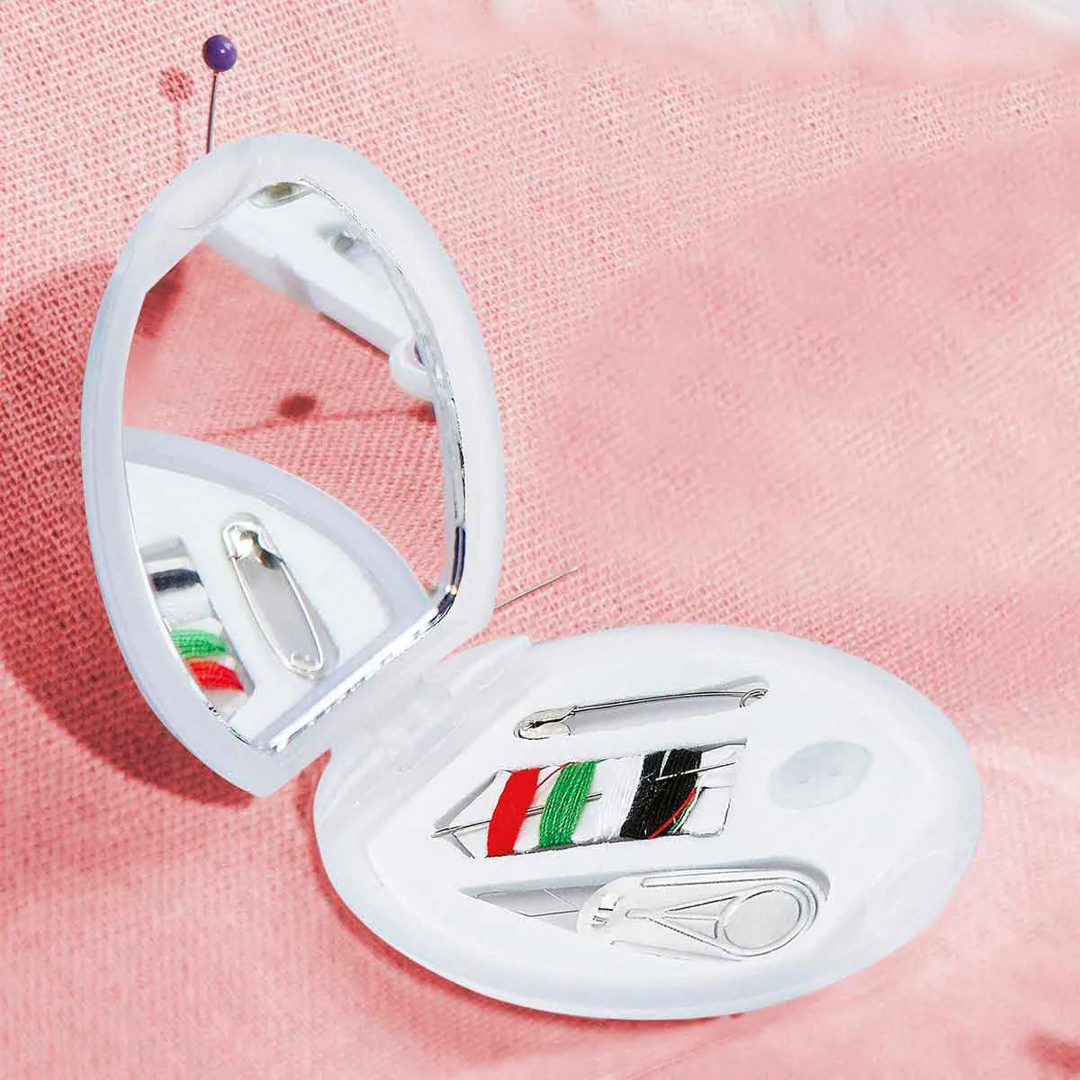 Kit de costura compacto con espejo personalizado.