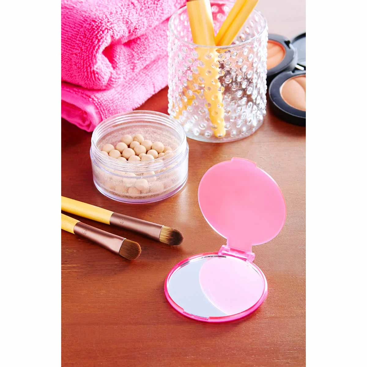 Espejo de bolsillo compacto para marcas de belleza.