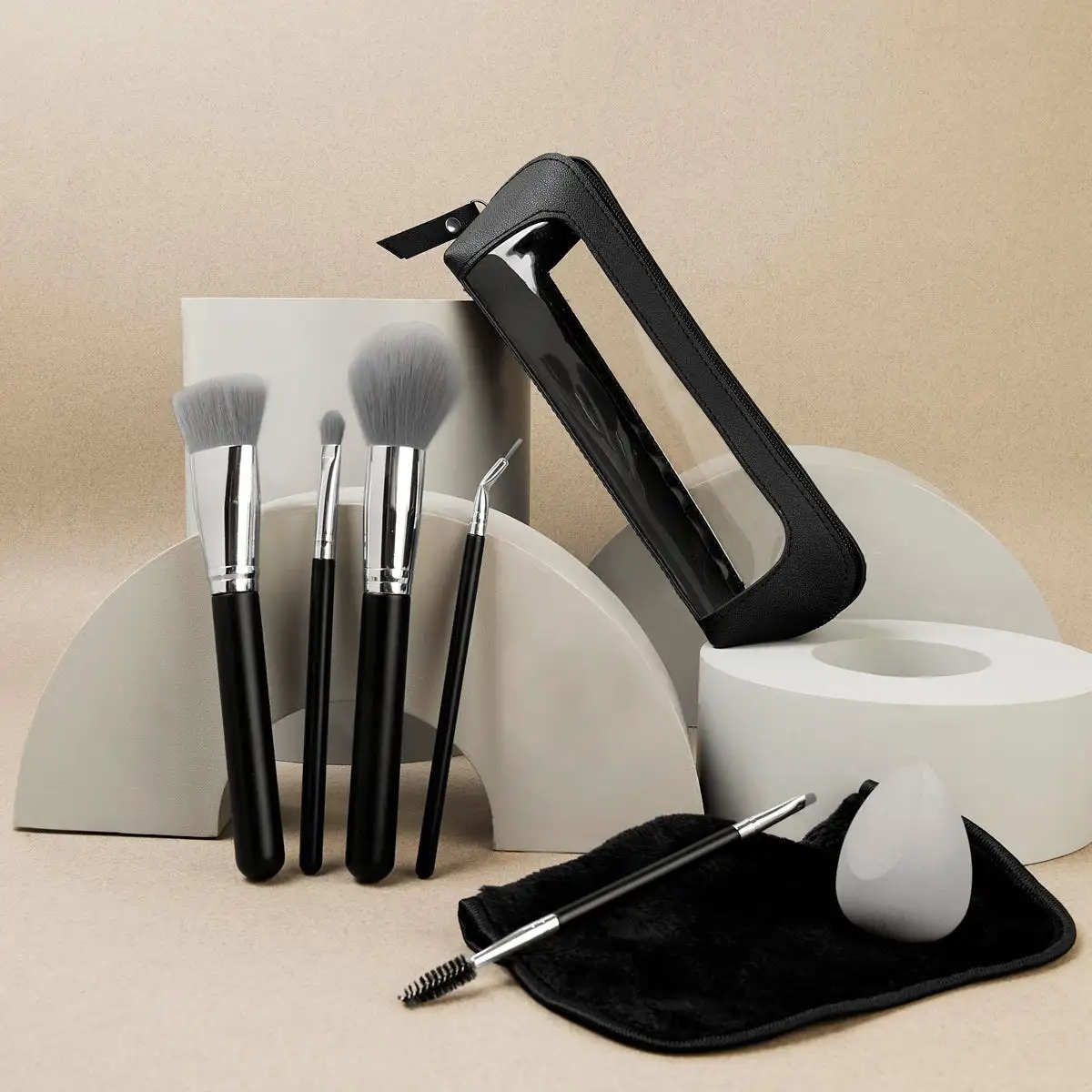 Set de maquillaje con siete accesorios y estuche.
