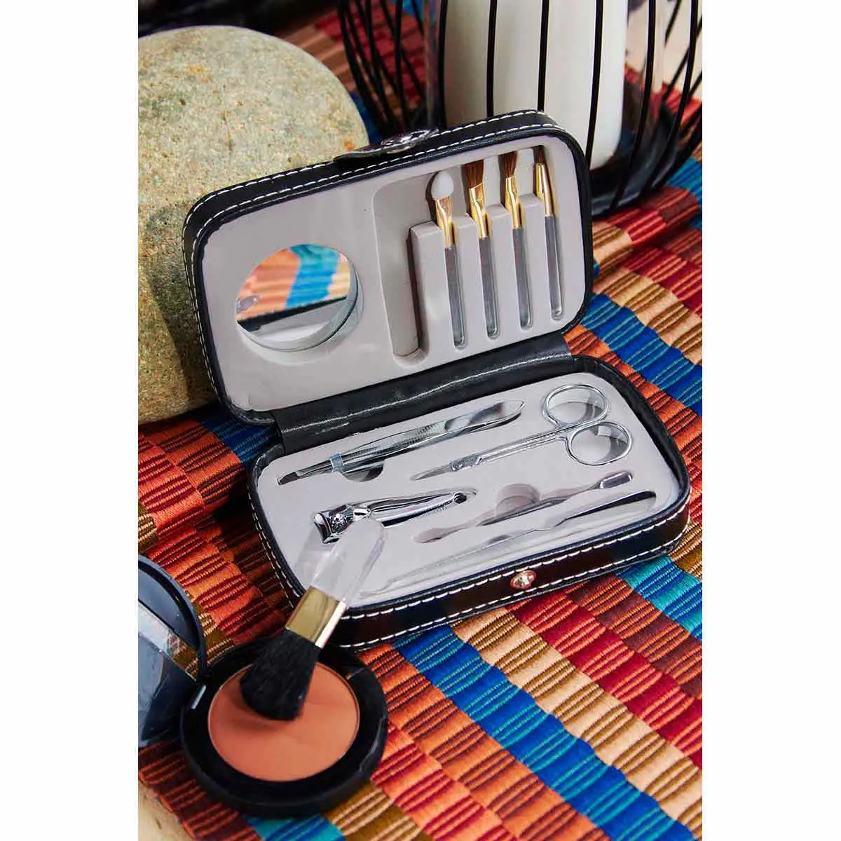Set de belleza con cortauñas lima y brochas.