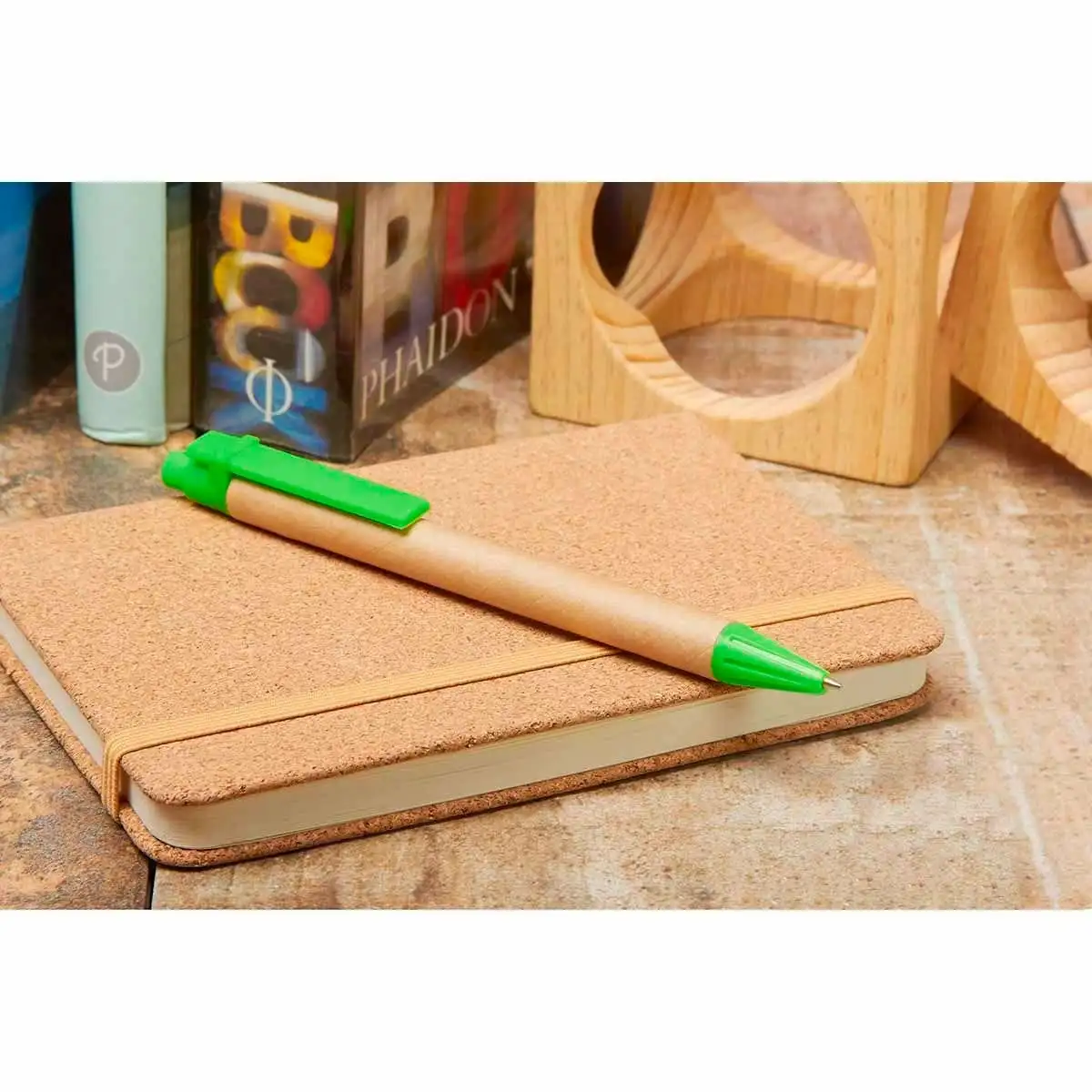 Bolígrafo promocional fabricado con cartón reciclado.