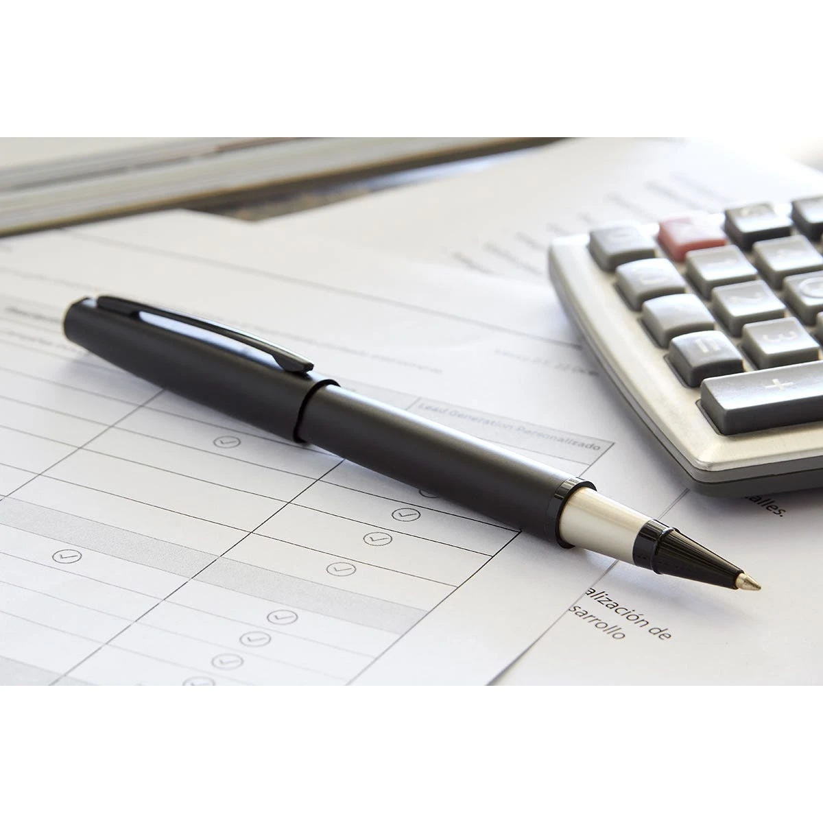Bolígrafo con tapón para firmas de documentos empresariales.