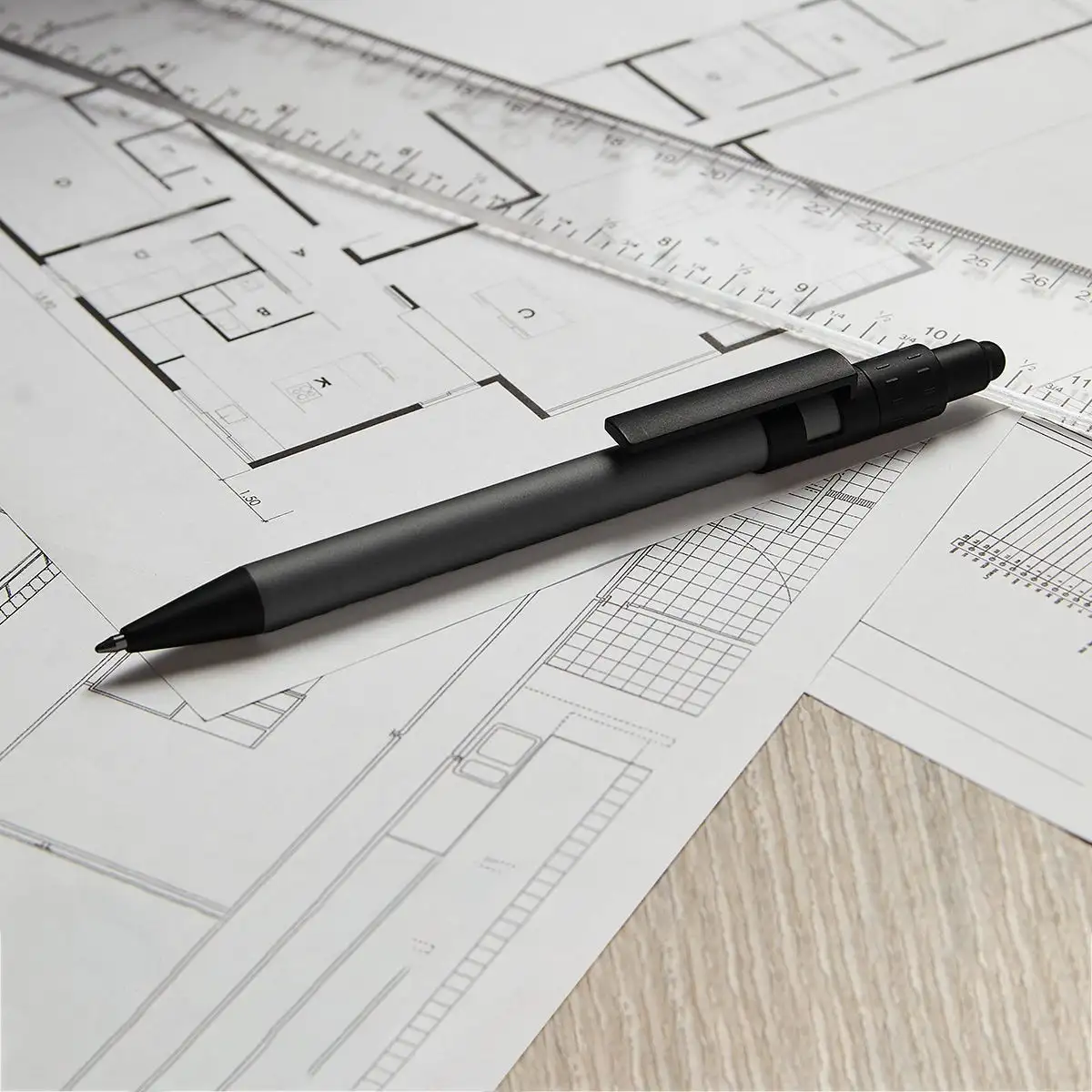 Instrumento de escritura metálico con stylus para oficinas.