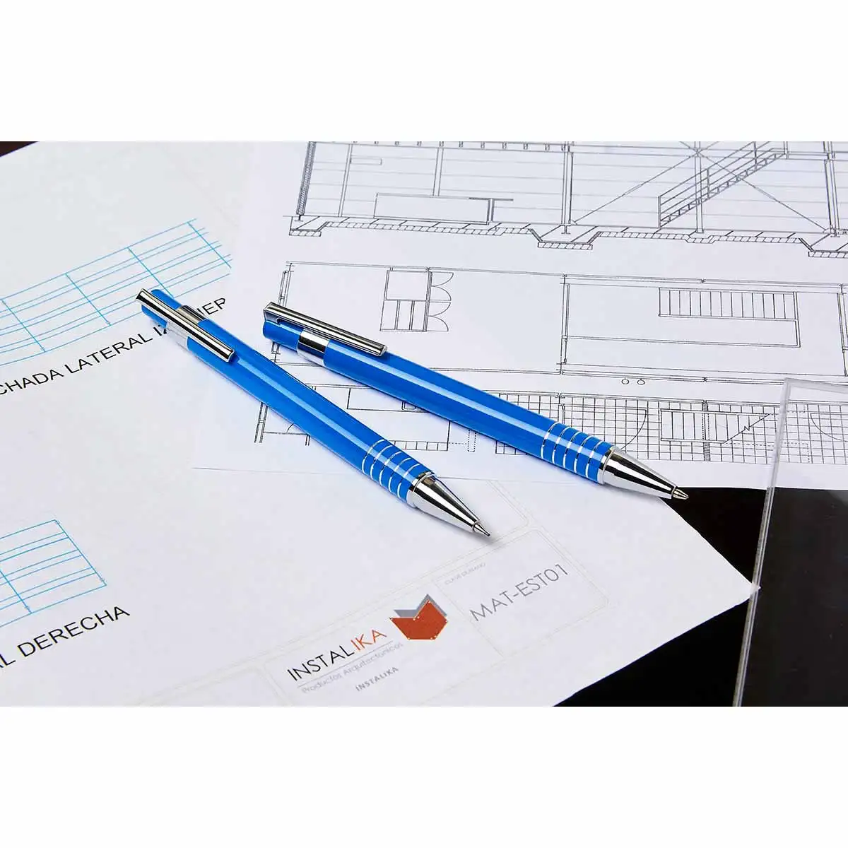 Estuche metálico con instrumentos de escritura para branding empresarial.