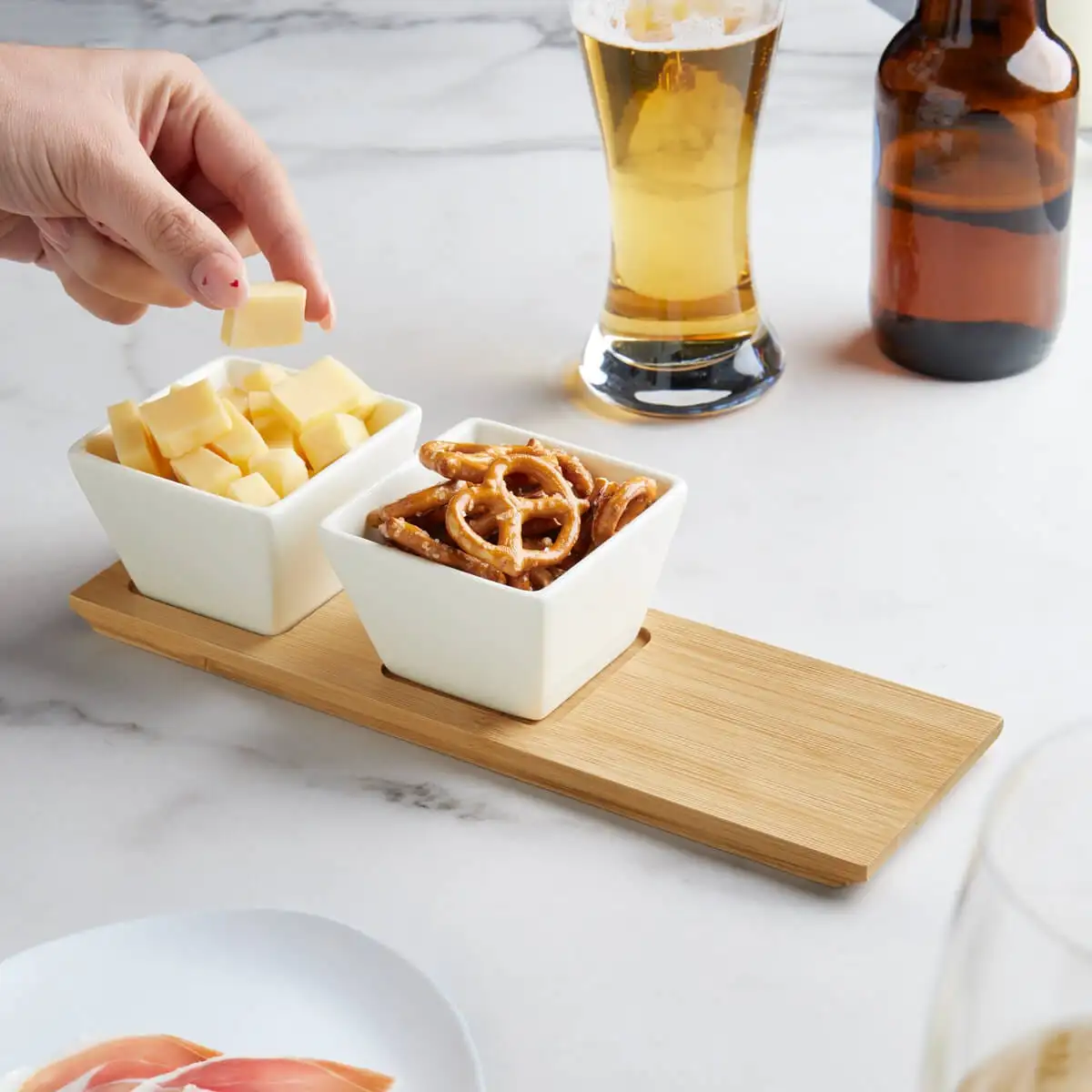 Set botanero con base de bambú y bowls de cerámica