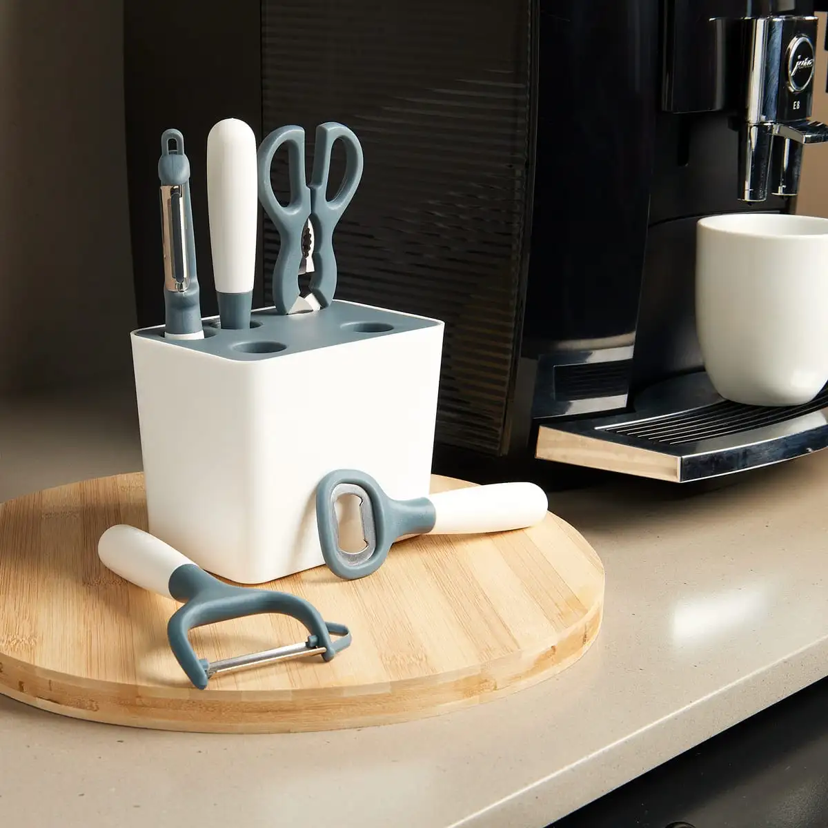 Organizador de utensilios de cocina con cinco accesorios.