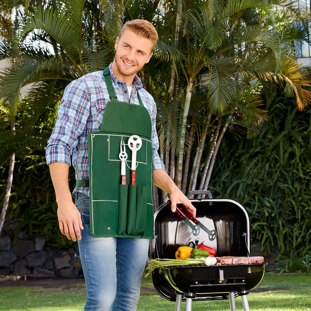 Kit para asador con diseño de cancha de fútbol.