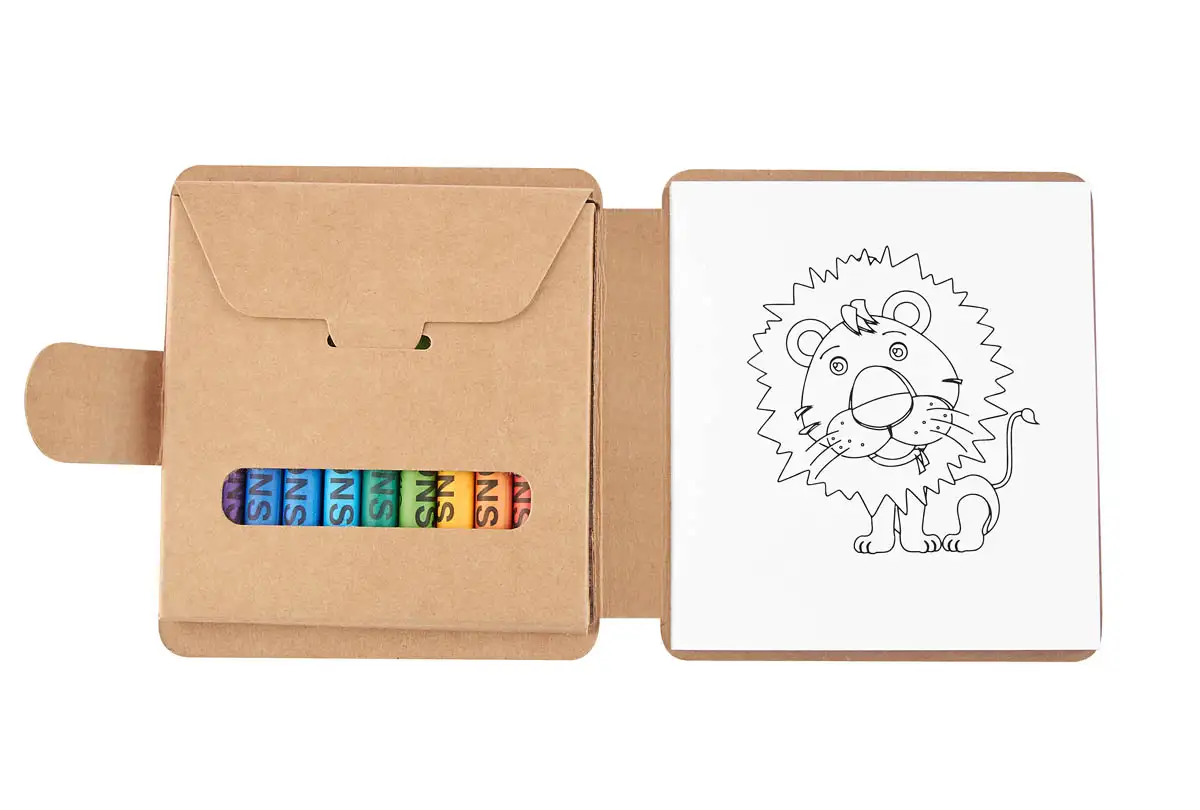 Libreta con crayones para actividades infantiles.
