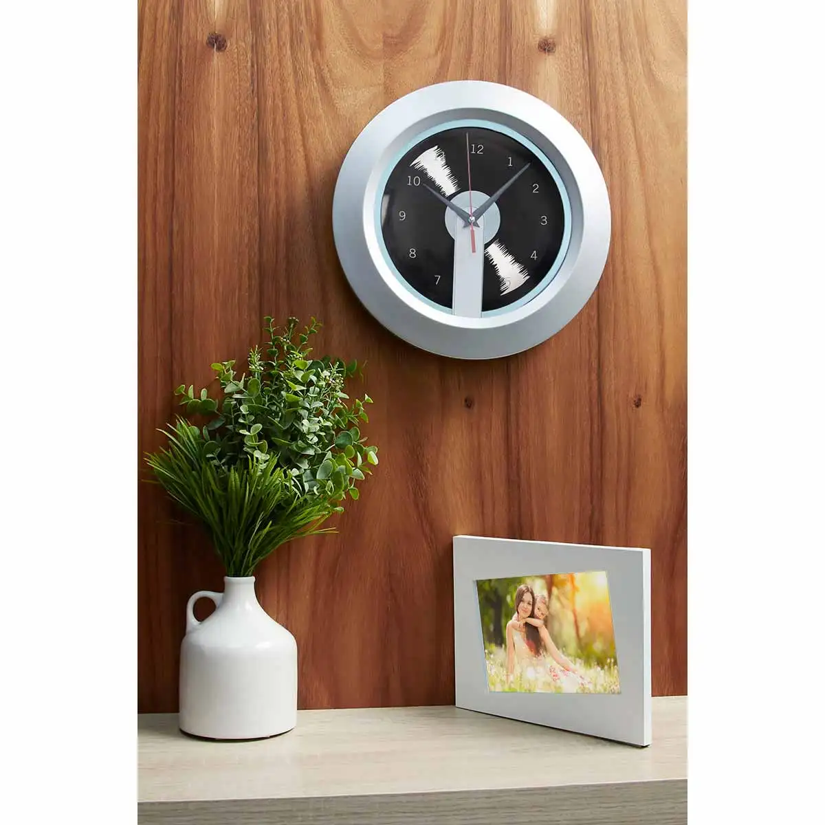 Reloj institucional con amplia área de impresión.