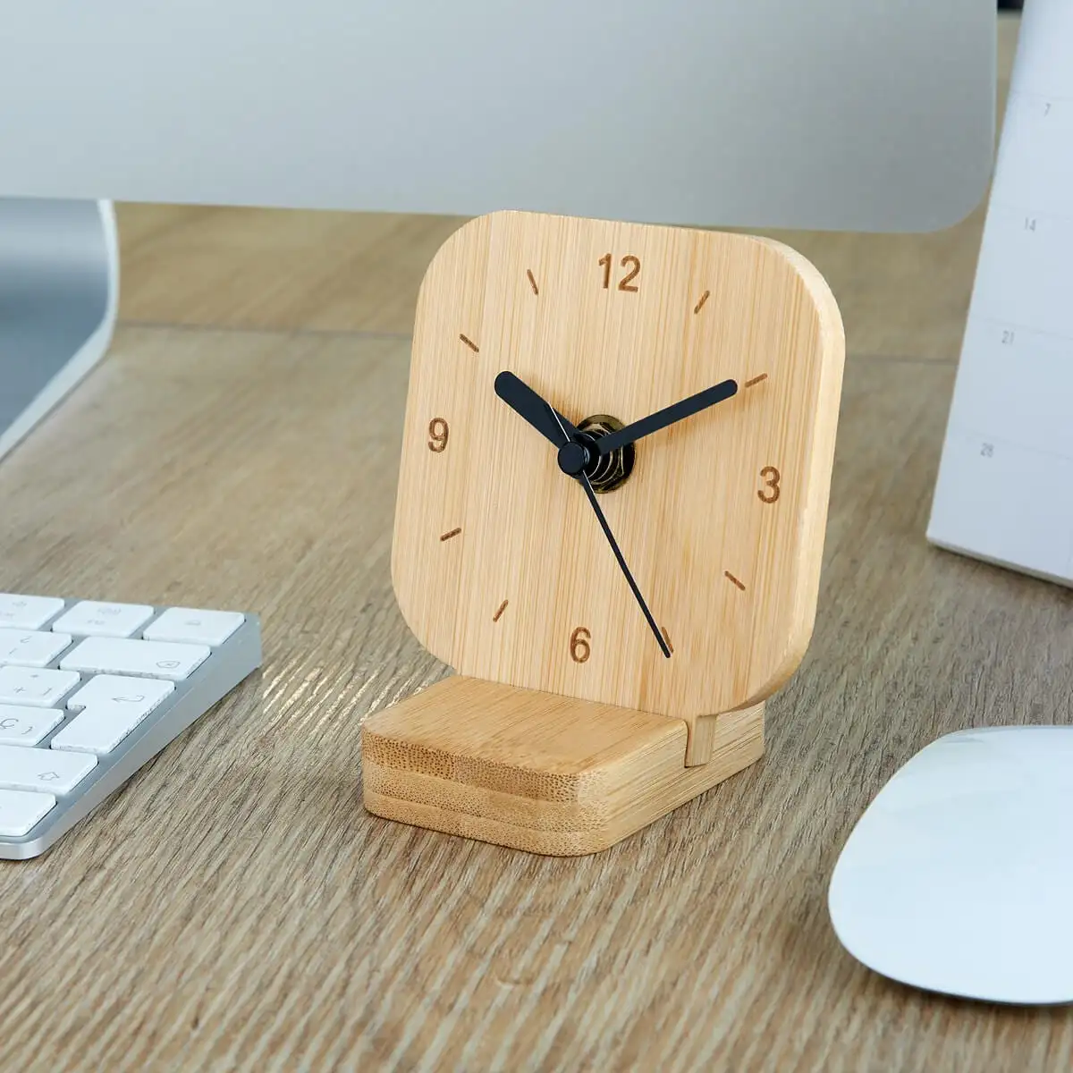 Reloj de escritorio ecológico de bambú.