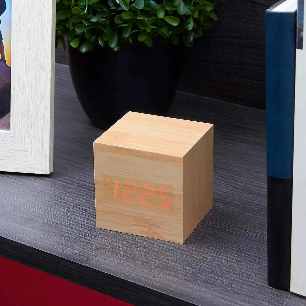 Reloj digital de madera para oficinas modernas.