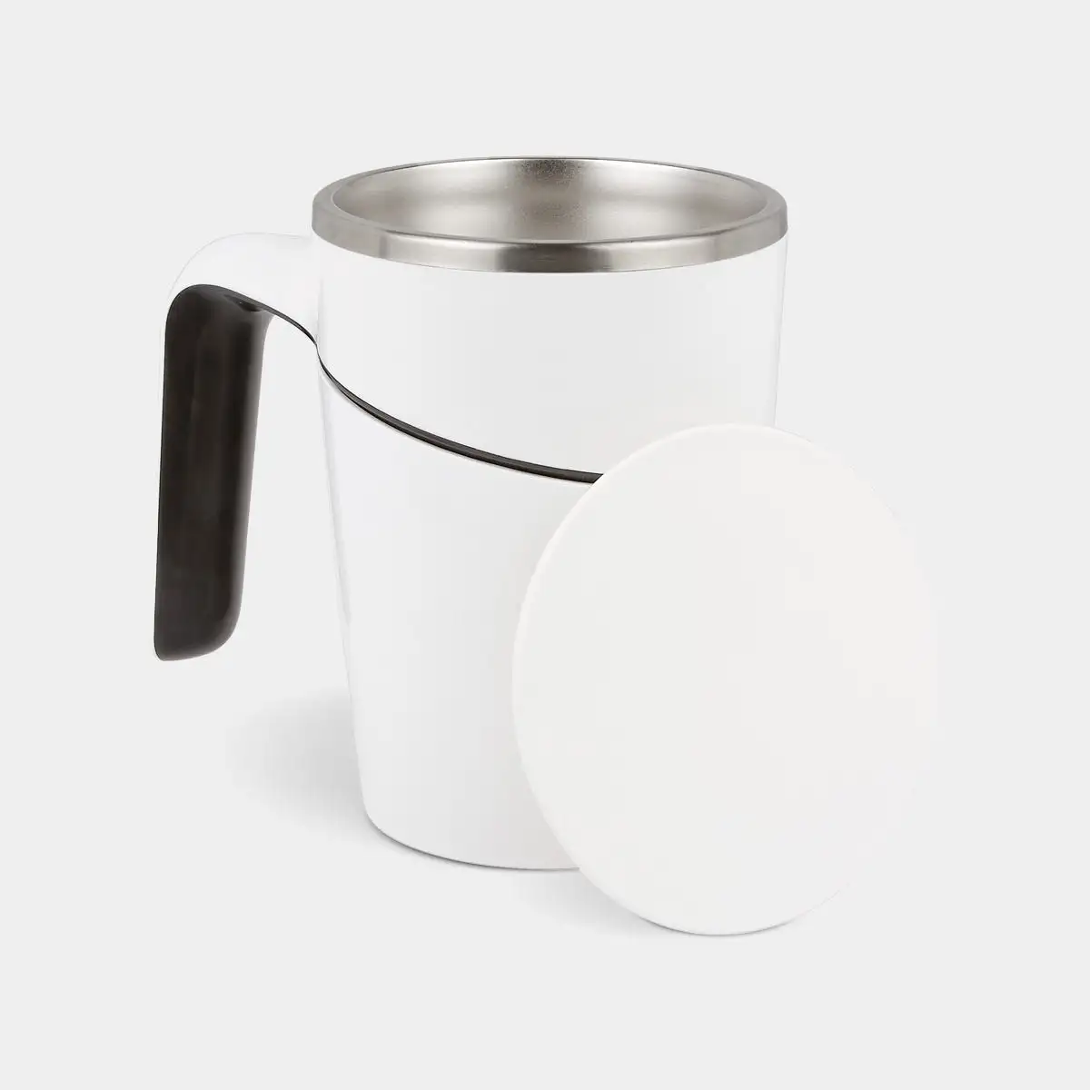 Taza estable para reducir derrames accidentales en oficina.