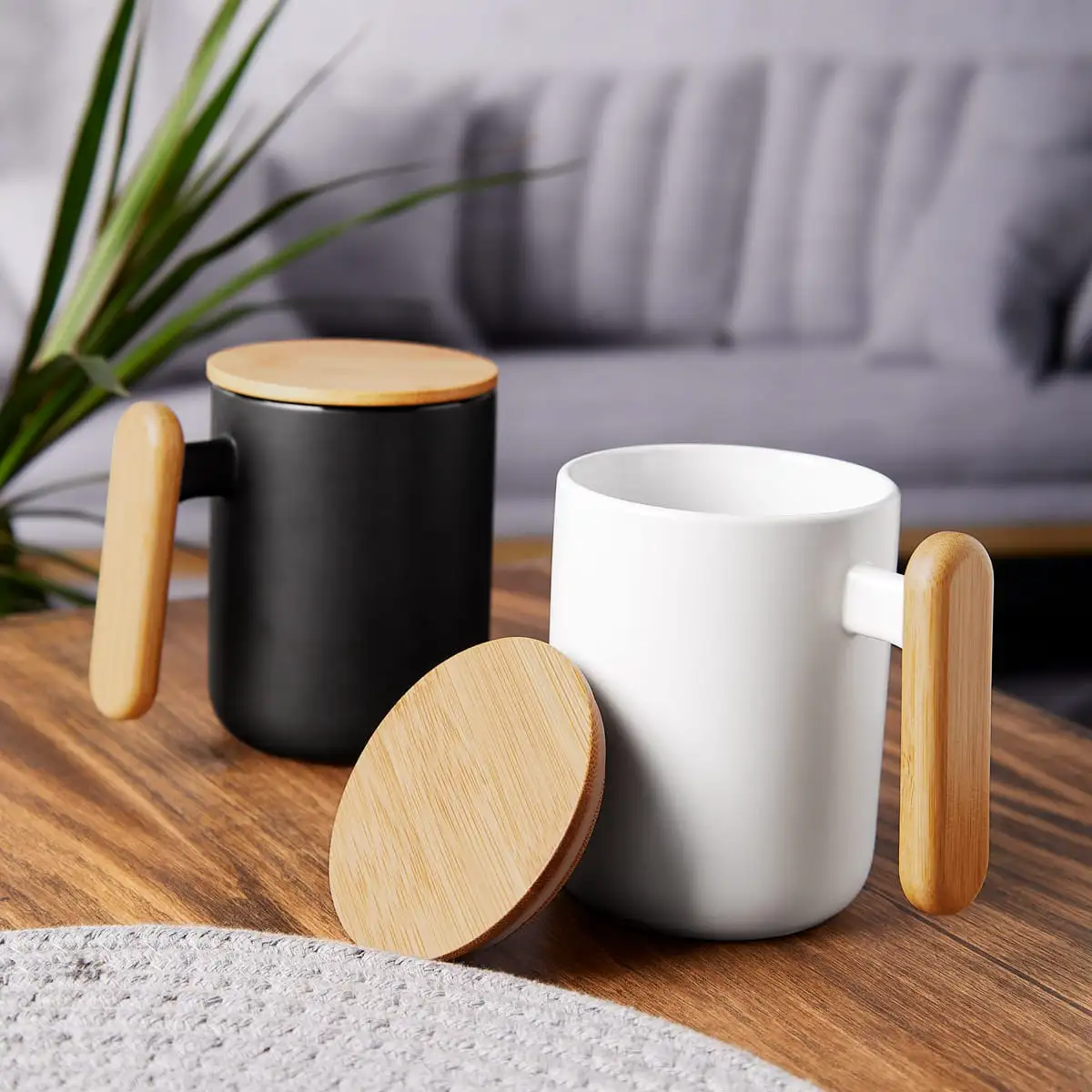 Taza de 12 oz con tapa natural para empresas.