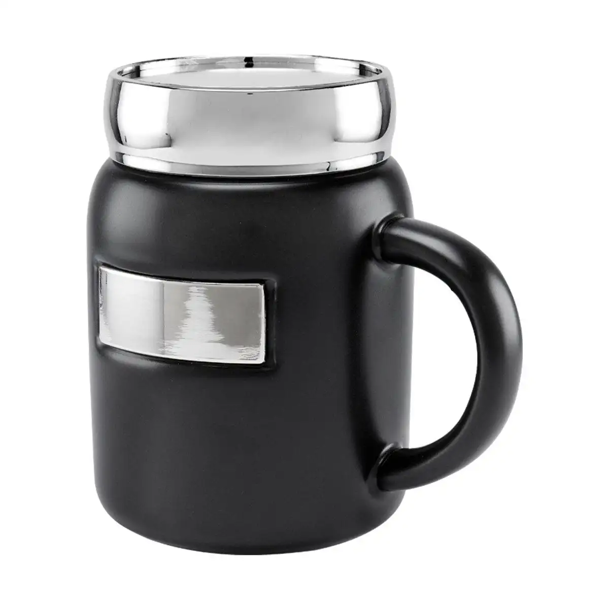 Taza ILMA con logotipo grabado en placa metálica.