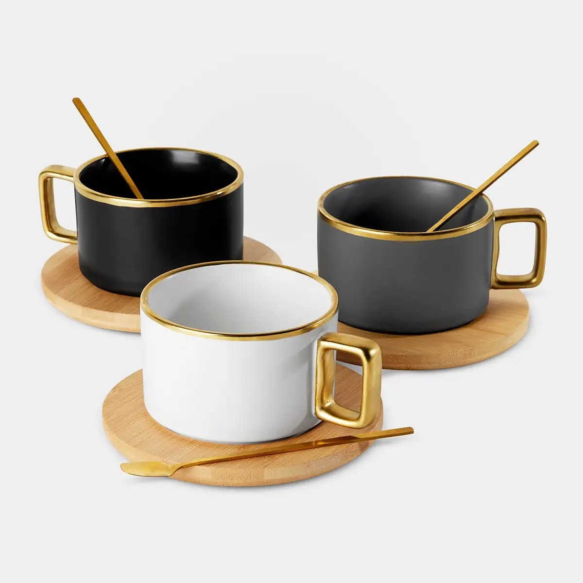 Taza MABUM con base de bambú y cuchara dorada.