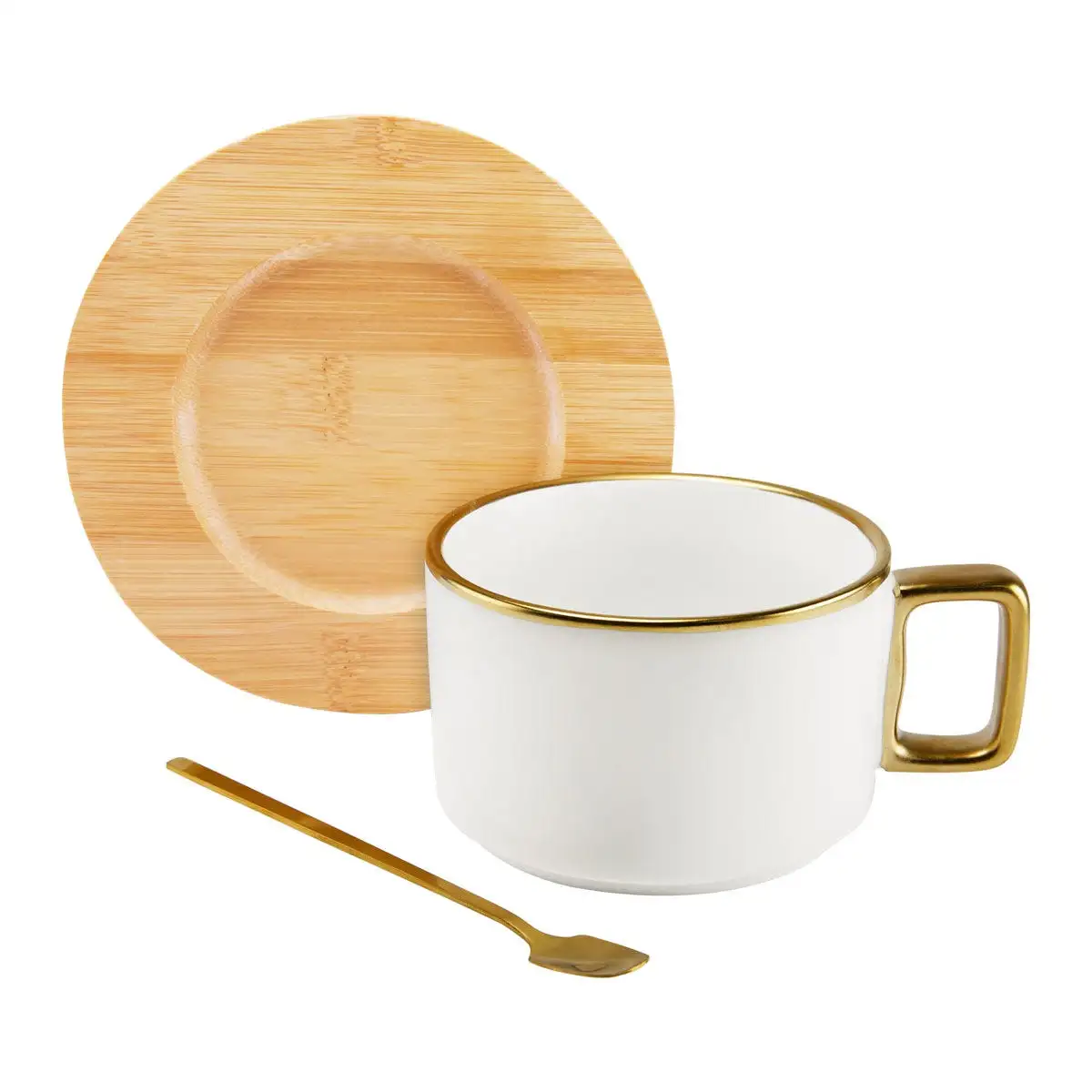Taza de café con cuchara dorada y base natural.