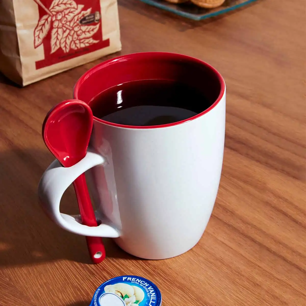 Taza MOFFY de cerámica con exterior blanco.