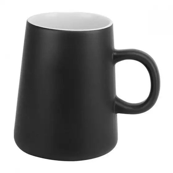 Taza de cerámica mate con exterior de color.