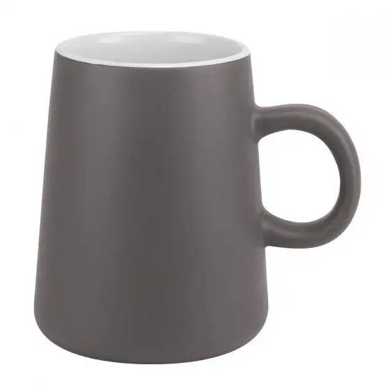 Taza SAIMAA personalizada con logotipo empresarial.