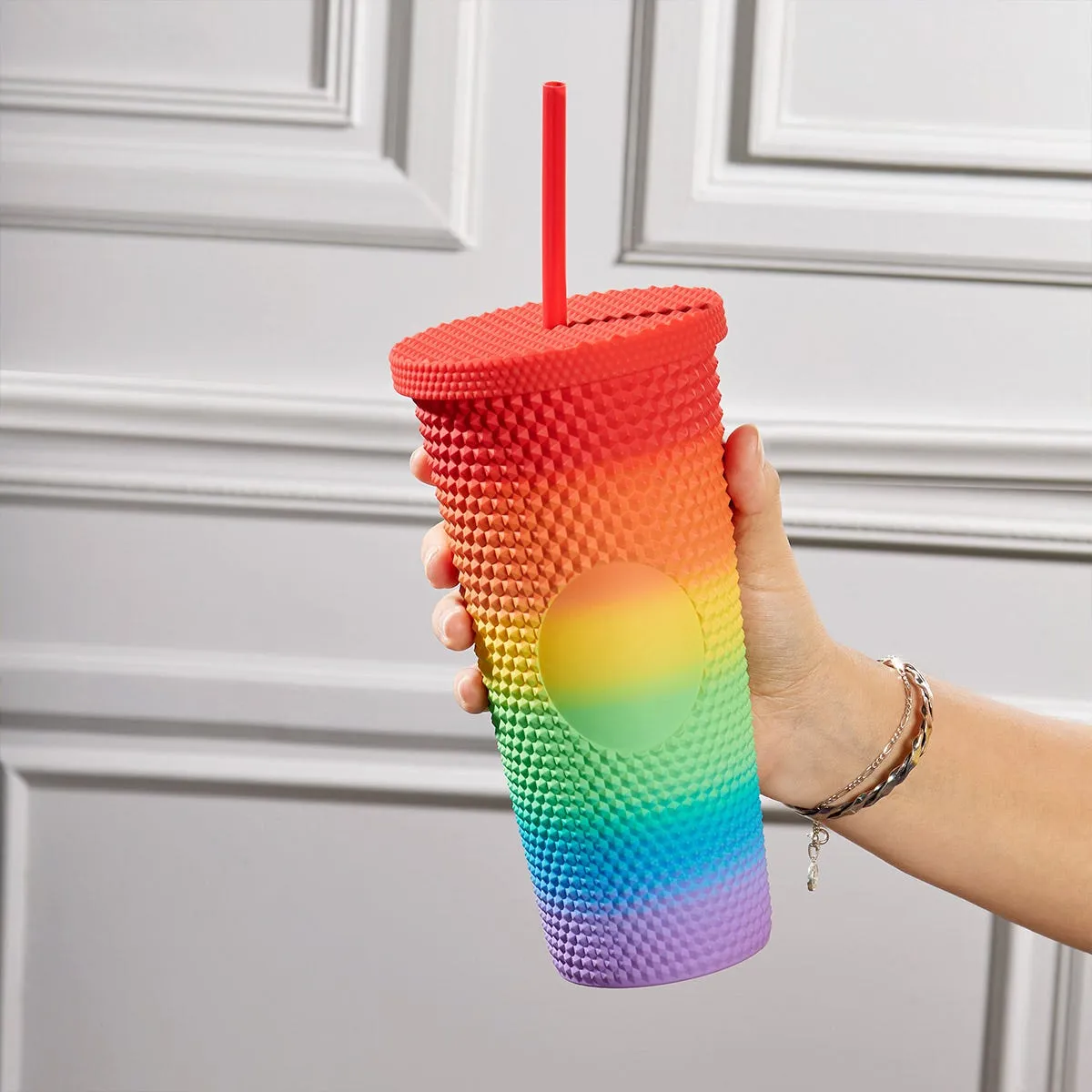 Vaso texturizado de plástico de 665 ml con popote.