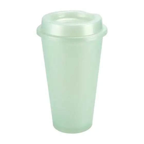 Vaso plástico con tapa para consumo directo.
