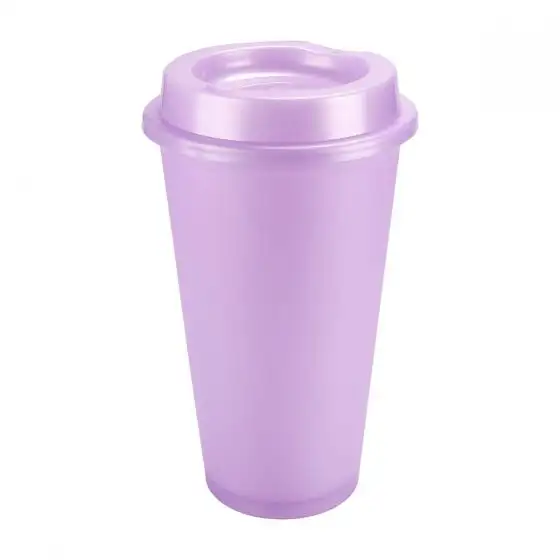 Vaso con tapa ranurada para activaciones empresariales.