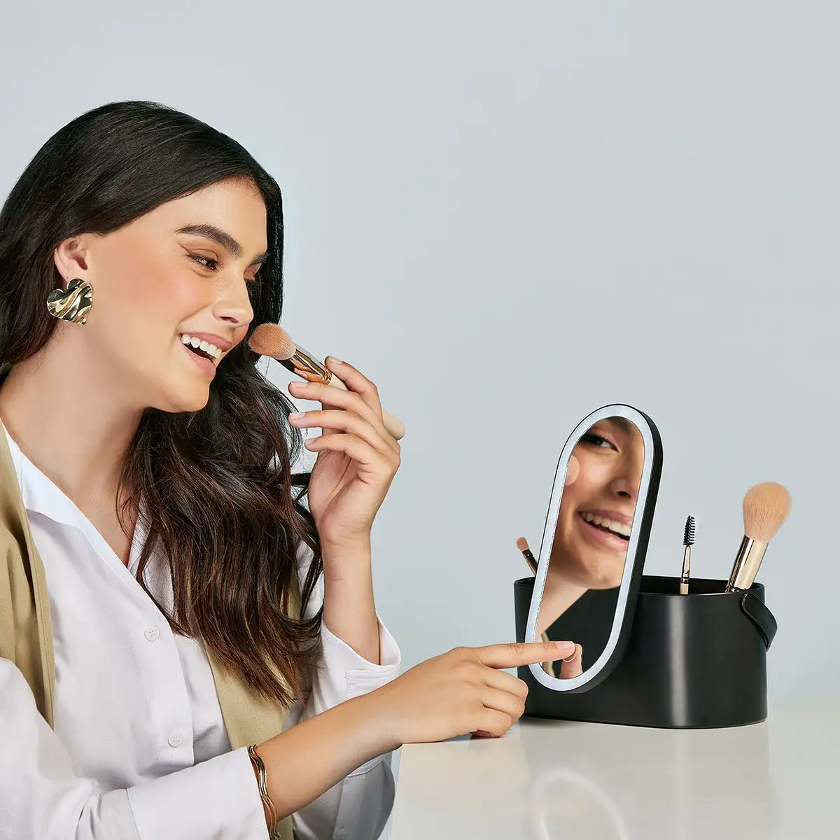 Organizador de cosméticos con espejo recargable USB-C.